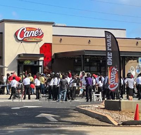 RAISING CANE’S CELEBRATES GRAND OPENING WITH PEARL CITY COMMUNITY